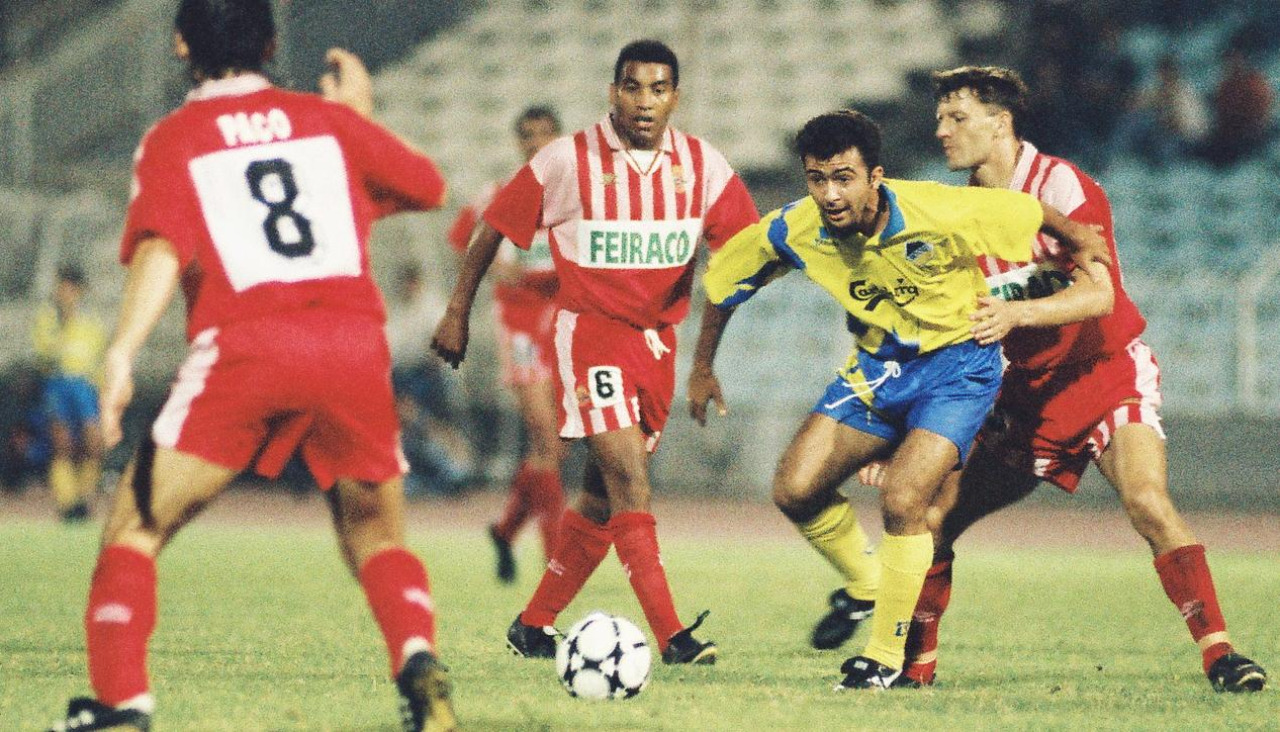 Estreno de la camiseta roja y blanca ante el Apoel en la primera eliminatoria de la Recopa de Europa 1995-96