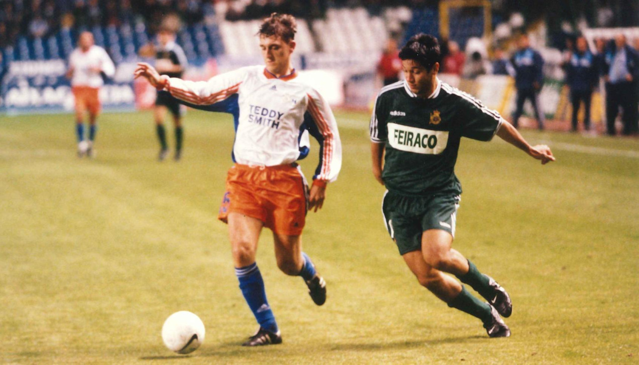Turu Flores, contra el Montpellier en Riazor en la Copa de la UEFA 1999-00, con la exitosa camiseta verde diseñada por Adidas