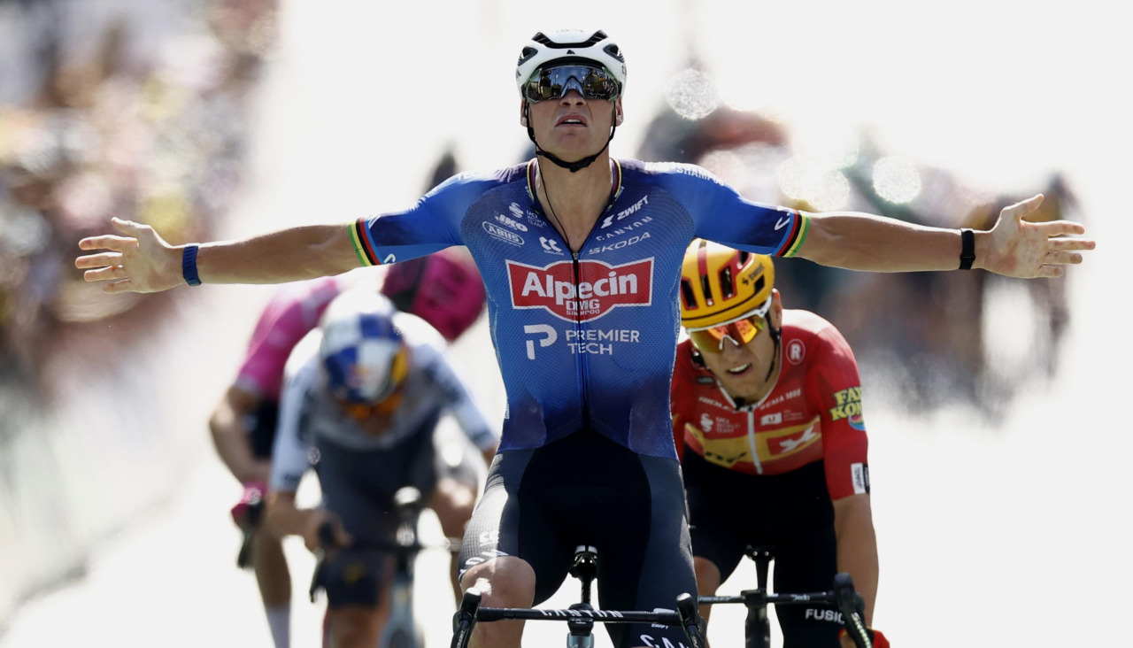 Mathieu van der Poel celebra su victoria en la etapa del Tour con meta en Ussel por delante de Tobias Johannessen (d)