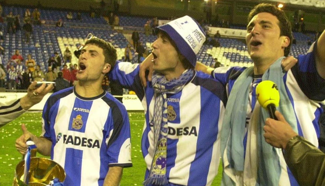 Arriba, Tristán, Víctor y Scaloni celebran la Copa del Rey de 2002, en cuya final el Deportivo vistió una equipación especial diseñada por Joma