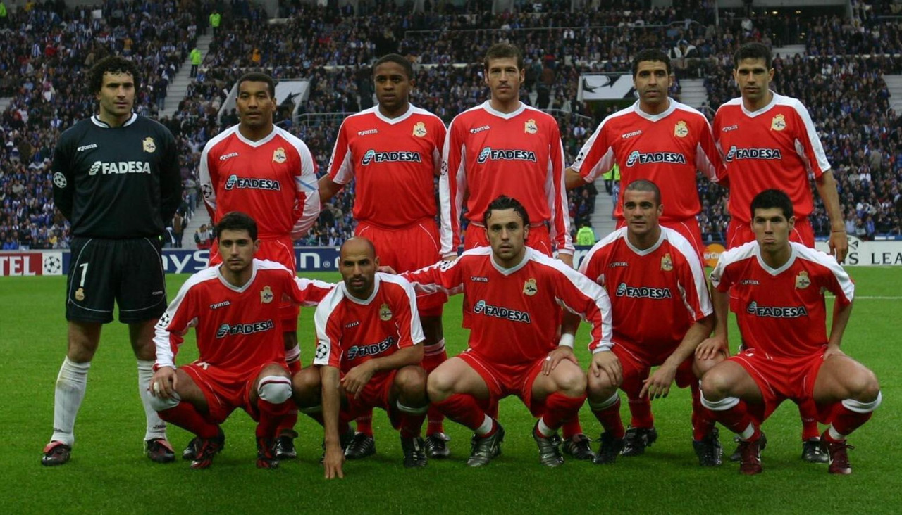 Once del Deportivo en la ida de la semifinal de la Champions League 2003-04 en Oporto, vistiendo el color alternativo más utilizado por Joma, el rojo
