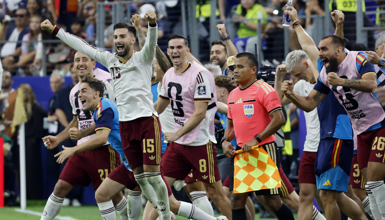 Los jugadores de la selección española celebran el pase a la final tras la victoria ante Francia