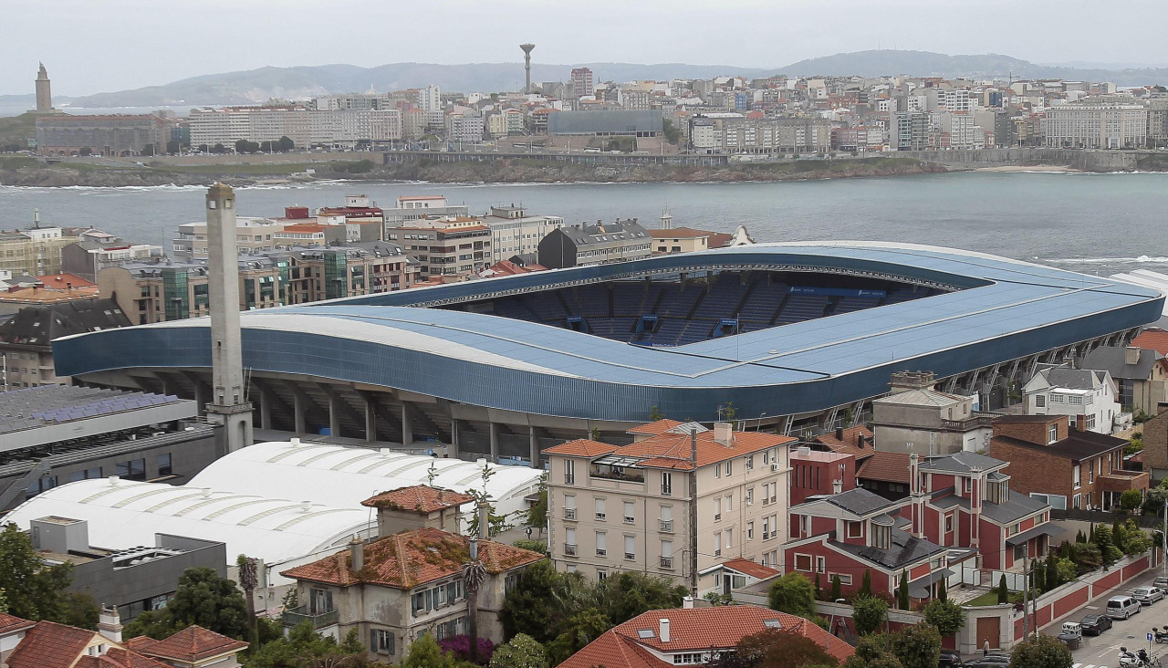 Una vista aérea del entorno del estadio de Riazor, con la Torre de Marahon en su exterior