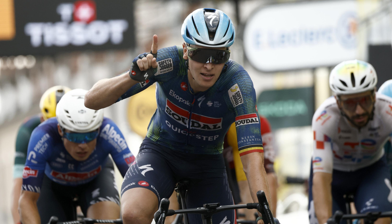 Tim Merlier celebra su triunfo en la meta de Chalon-sur-Saône, el tercero que consigue en esta edición del Tour de Francia