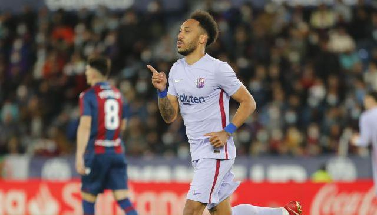 Aubameyang celebra un gol con el Barcelona