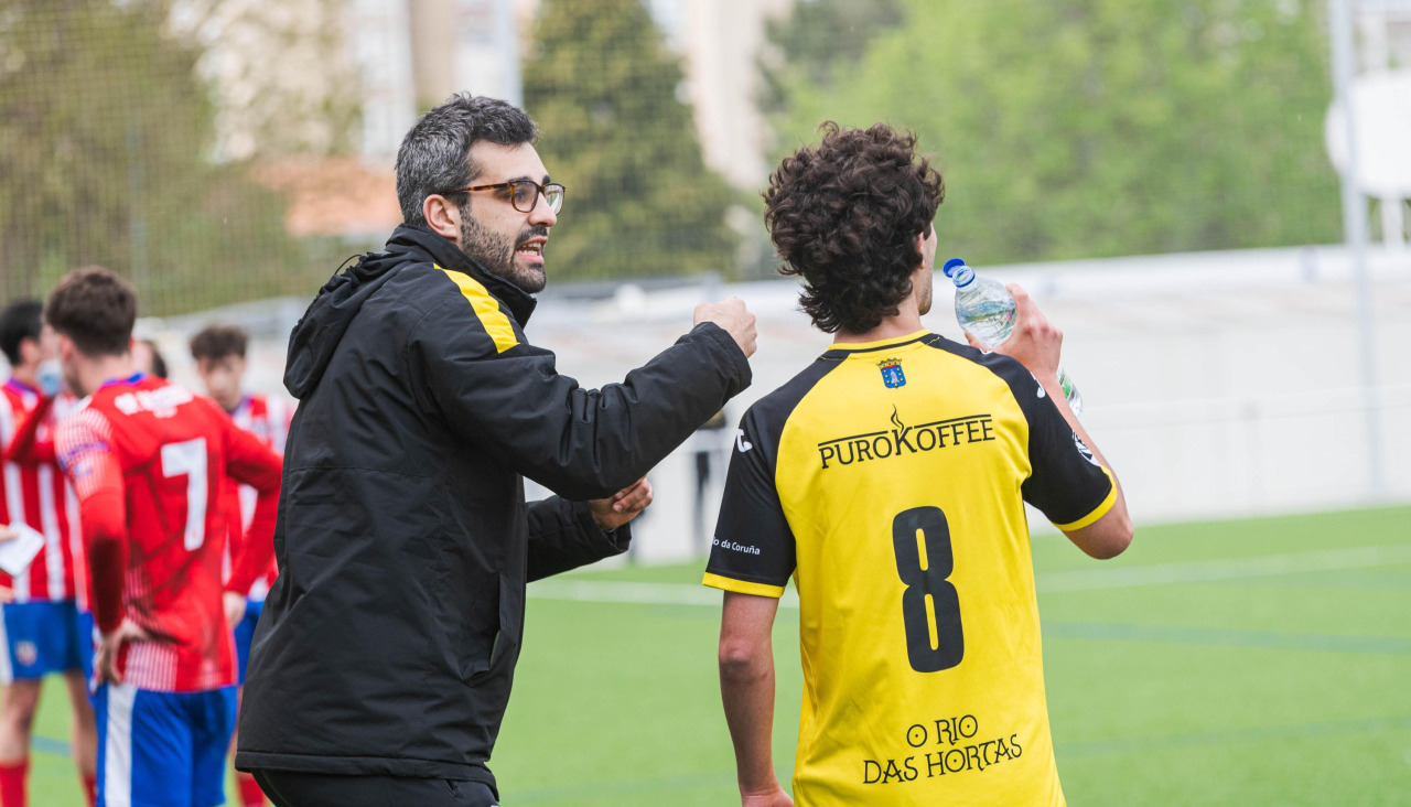 Juanjo González, técnico del Relámpago, da indicaciones en el duelo ante el Sporting Meicende