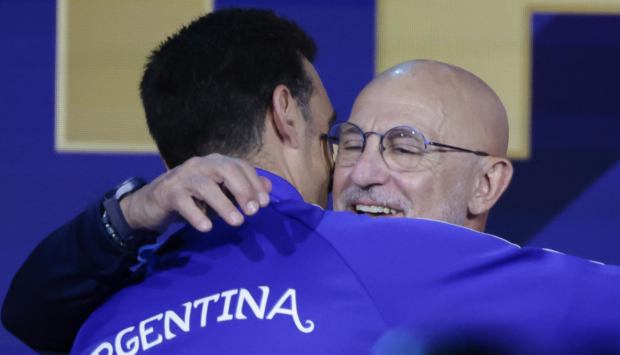 El seleccionador de España, Luis de la Fuente (d), abraza a su hómologo de Argentina, Lionel Scaloni, durante una rueda de prensa conjunta este vienes, en Nueva York (EE.UU.).