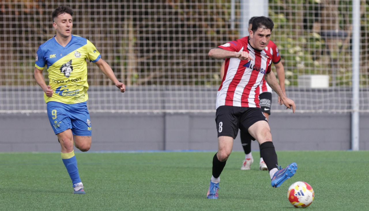 Fabio González, centrocampista del Arteixo, en un partido de la pasada temporada ante el Juventud de Cambados