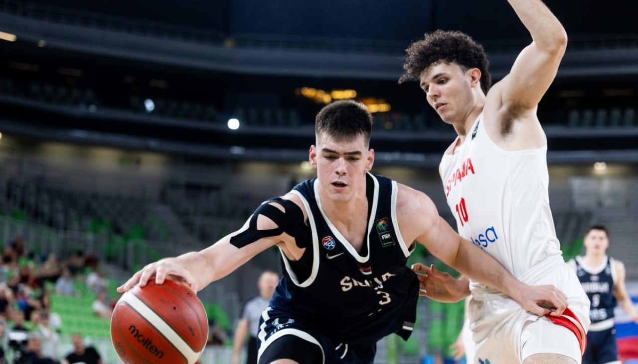 Jorge Carot defiende a Nikola Dzepina