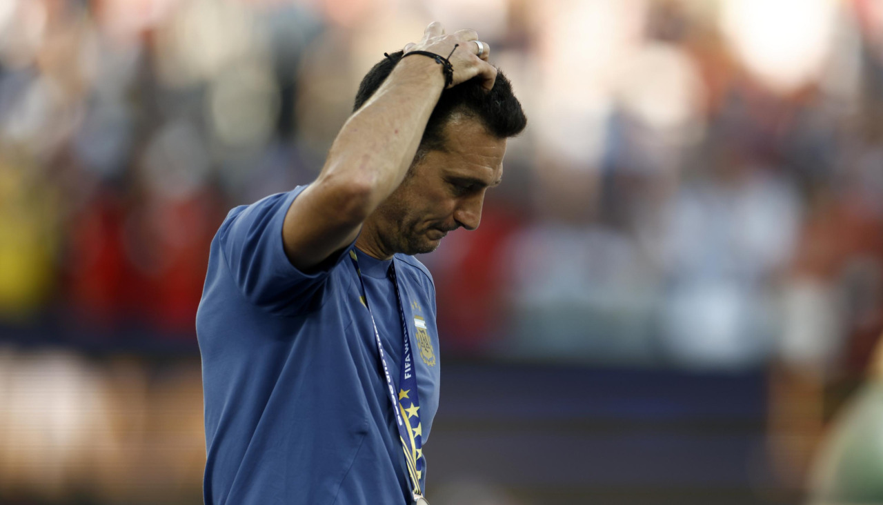 Scaloni en el césped del MetLife Stadium tras caer en la final con España