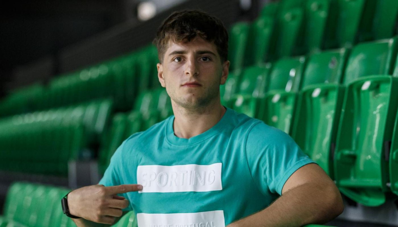 Nil Cervera posa con los colores del Sporting de Portugal