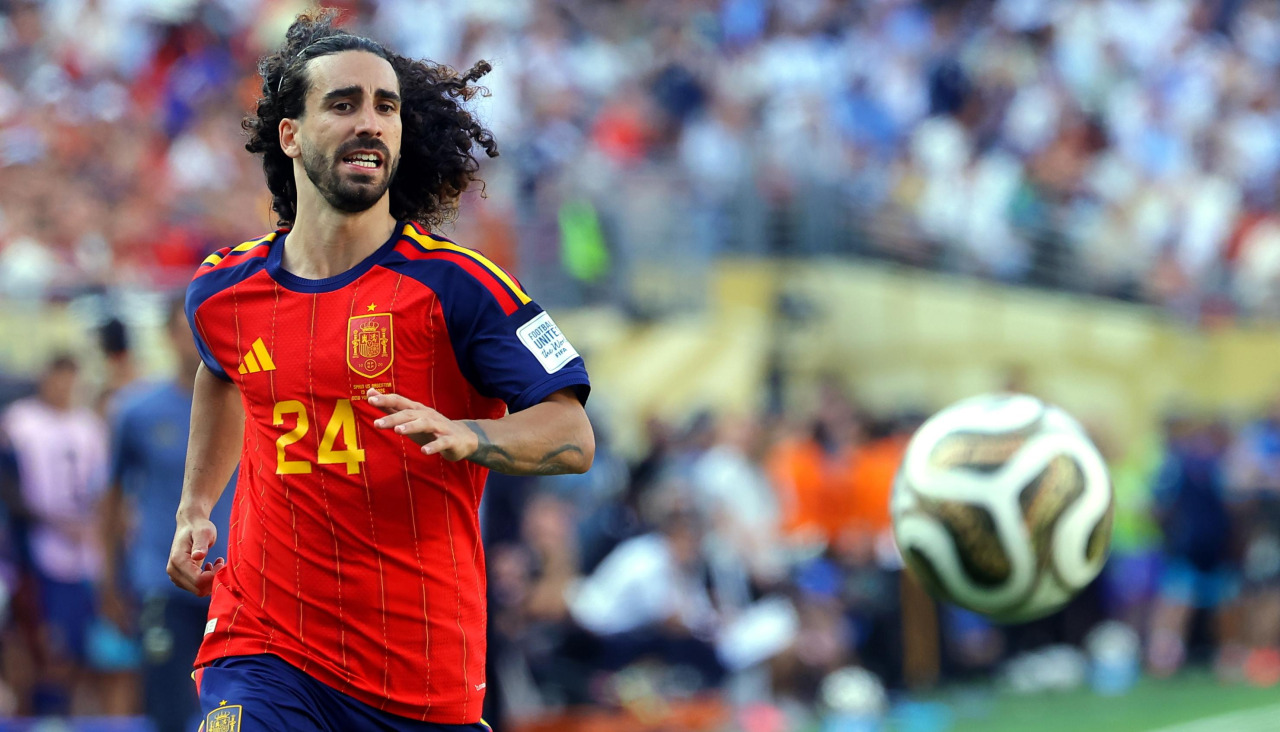 Marc Cucurella persigue la pelota durante la final del Mundial