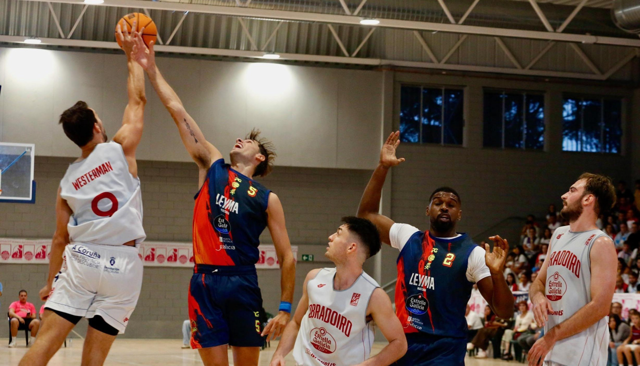 Imagen del duelo entre el Básquet Coruña y el Obradoiro en el Torneo San Roque 2025