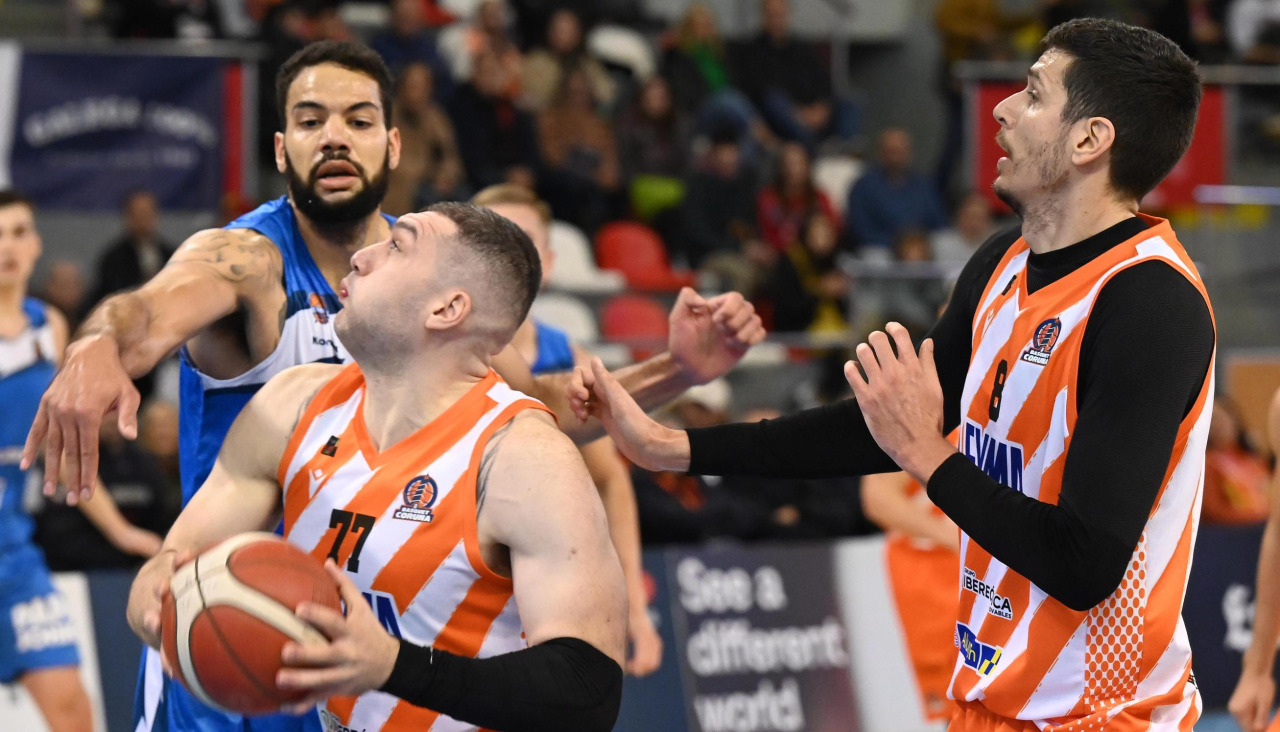 Beqa Burjanadze y Goran Huskic durante un partido de la temporada 2023-24