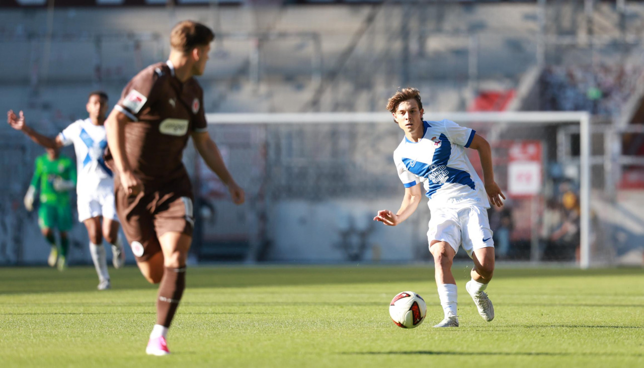 Amatucci realiza un pase durante la primera parte del amistoso entre Sankt Pauli y Deportivo