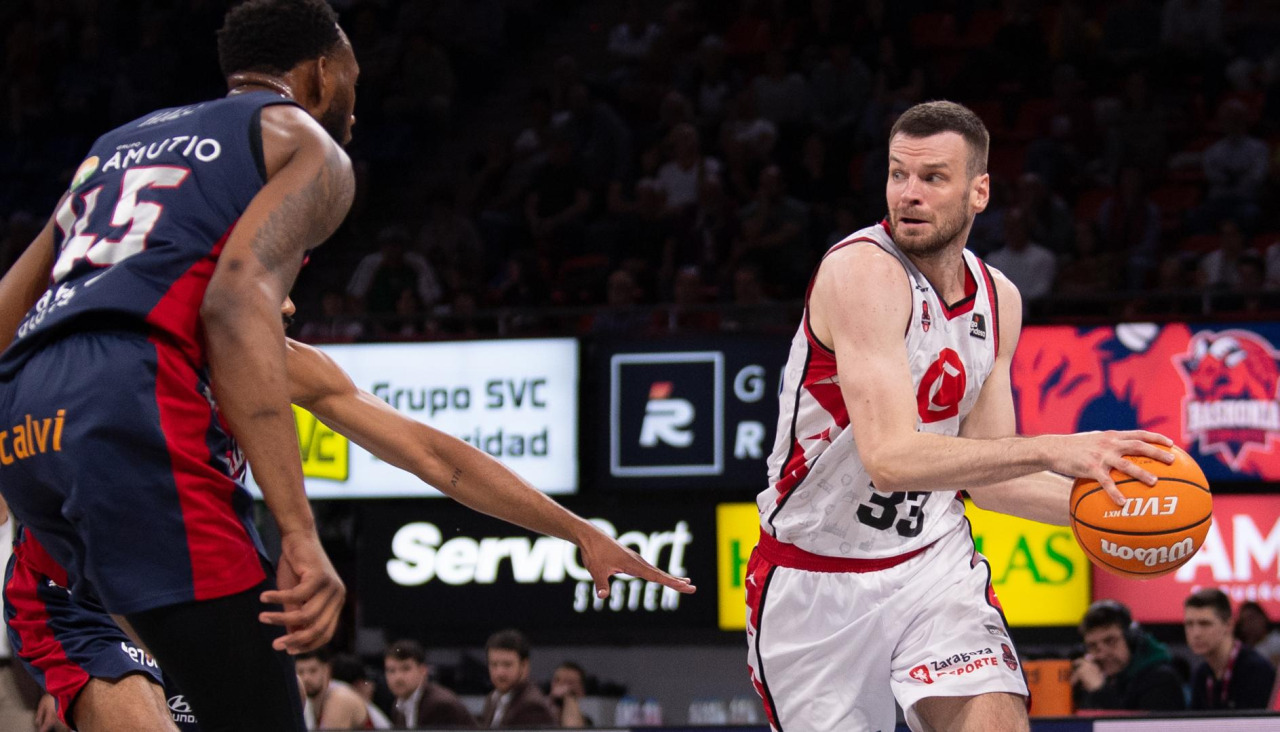 Tomas Dimsa, con el Zaragoza en un partido de la temporada 2024-25 contra el Baskonia