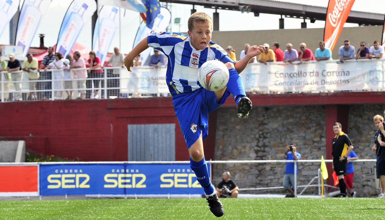 Angeliño controla el balón en el XVI Torneo Nacional Blue BBVA Alevín de Fútbol 7, que era conocido como el Torneo de Brunete, disputado en A Torre en esa edición de 2009