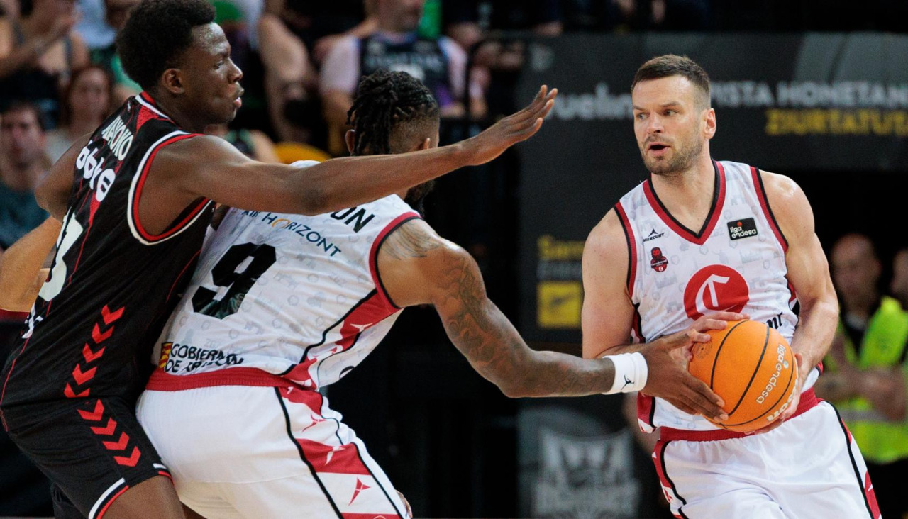 Tomas Dimsa maneja el balón en un Zaragoza-Bilbao Basket