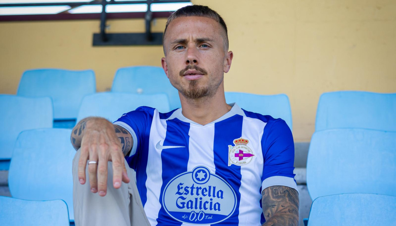 Angeliño posa con la camiseta del Deportivo