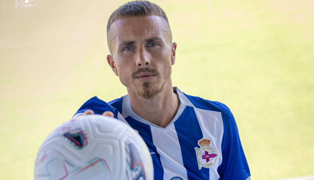 Angeliño posa en la concentración del Deportivo en Coverciano
