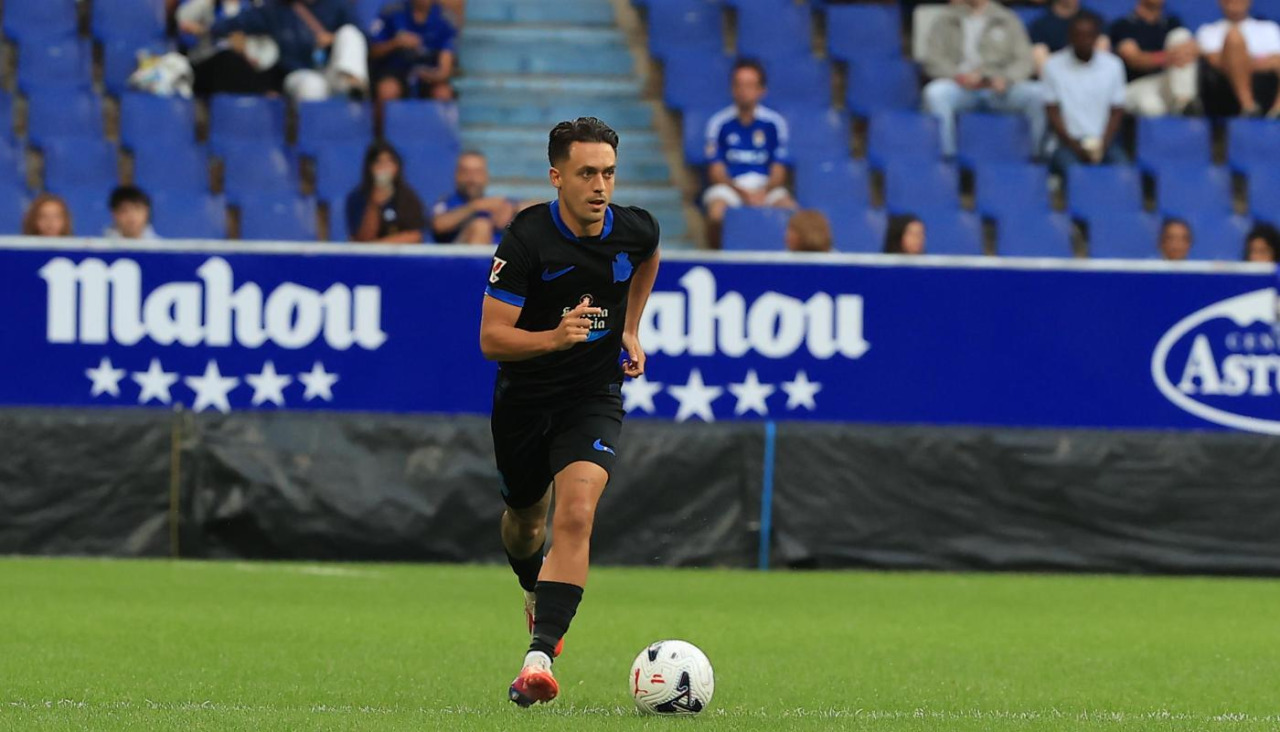Luismi Cruz conduce el balón en el Oviedo-Deportivo
