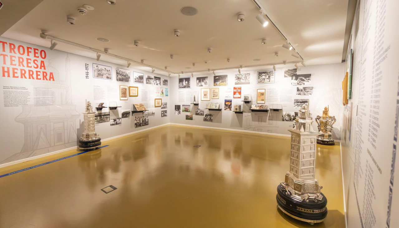 Una imagen de parte de la muestra temporal sobre la historia del Teresa Herrera en el museo blanquiazul