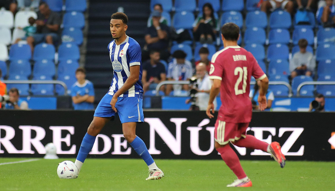 Bright Ede controla el balón ante Brahim Díaz