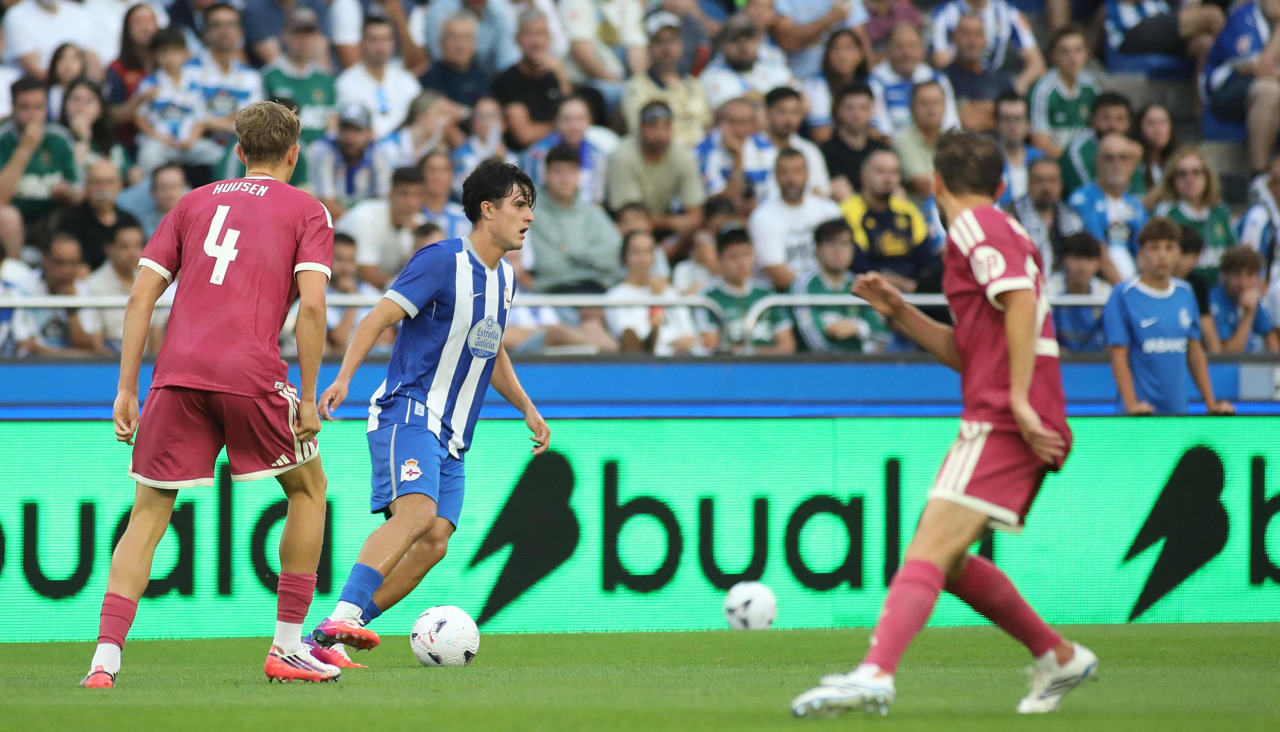 Noé Carrillo conduce el balón frente al Real Madrid