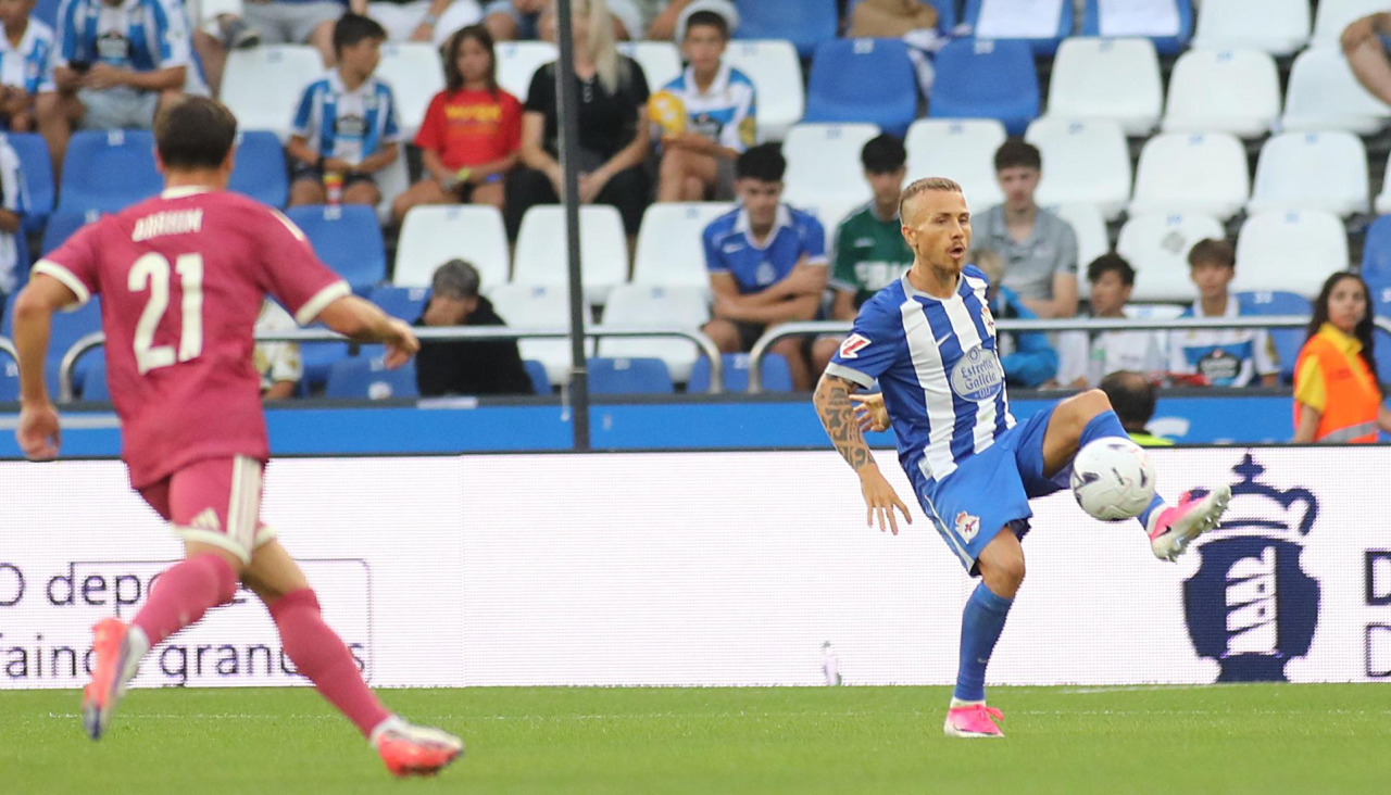Angeliño, con el balón, ante Brahim Díaz