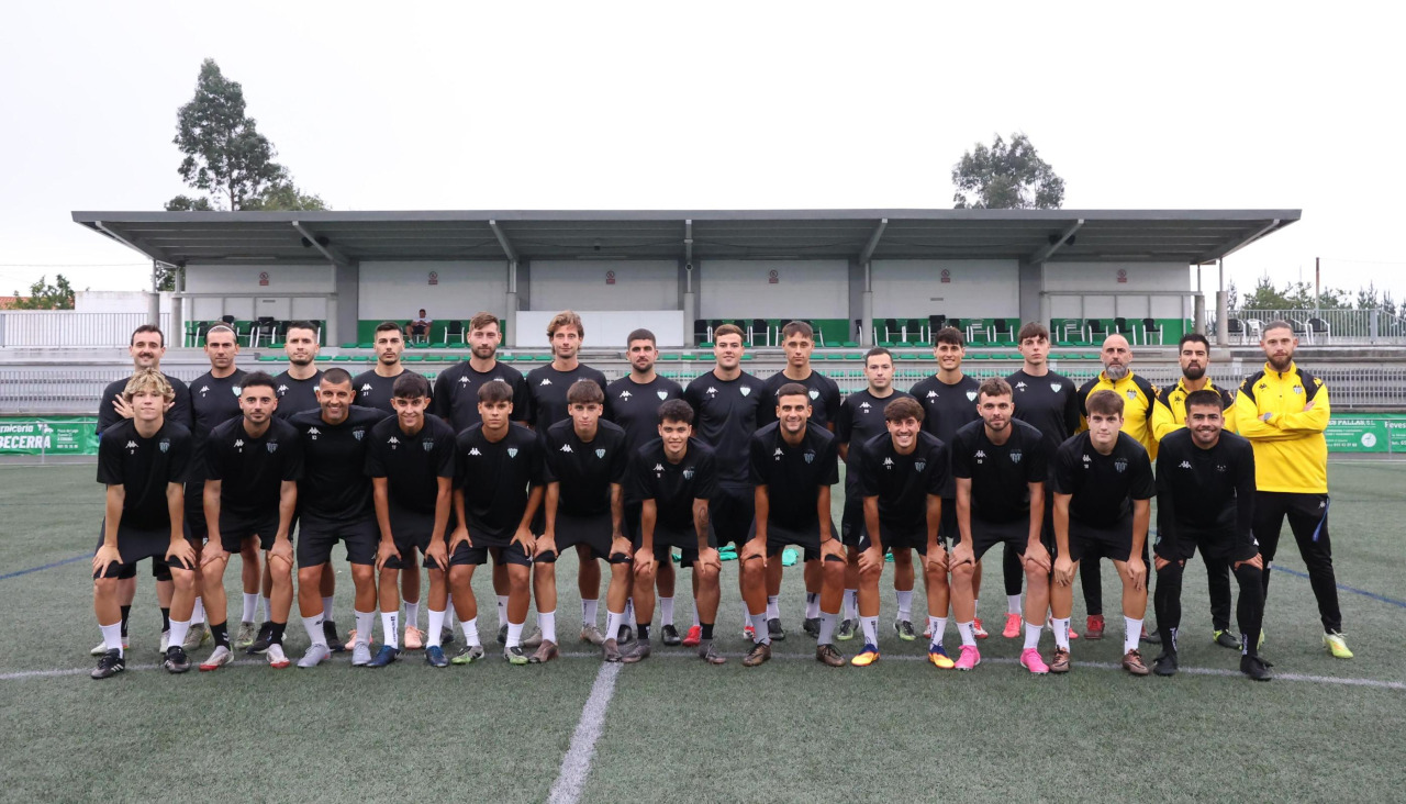 Plantilla y cuerpo técnico del Paiosaco antes de un entrenamiento en A Porta Santa