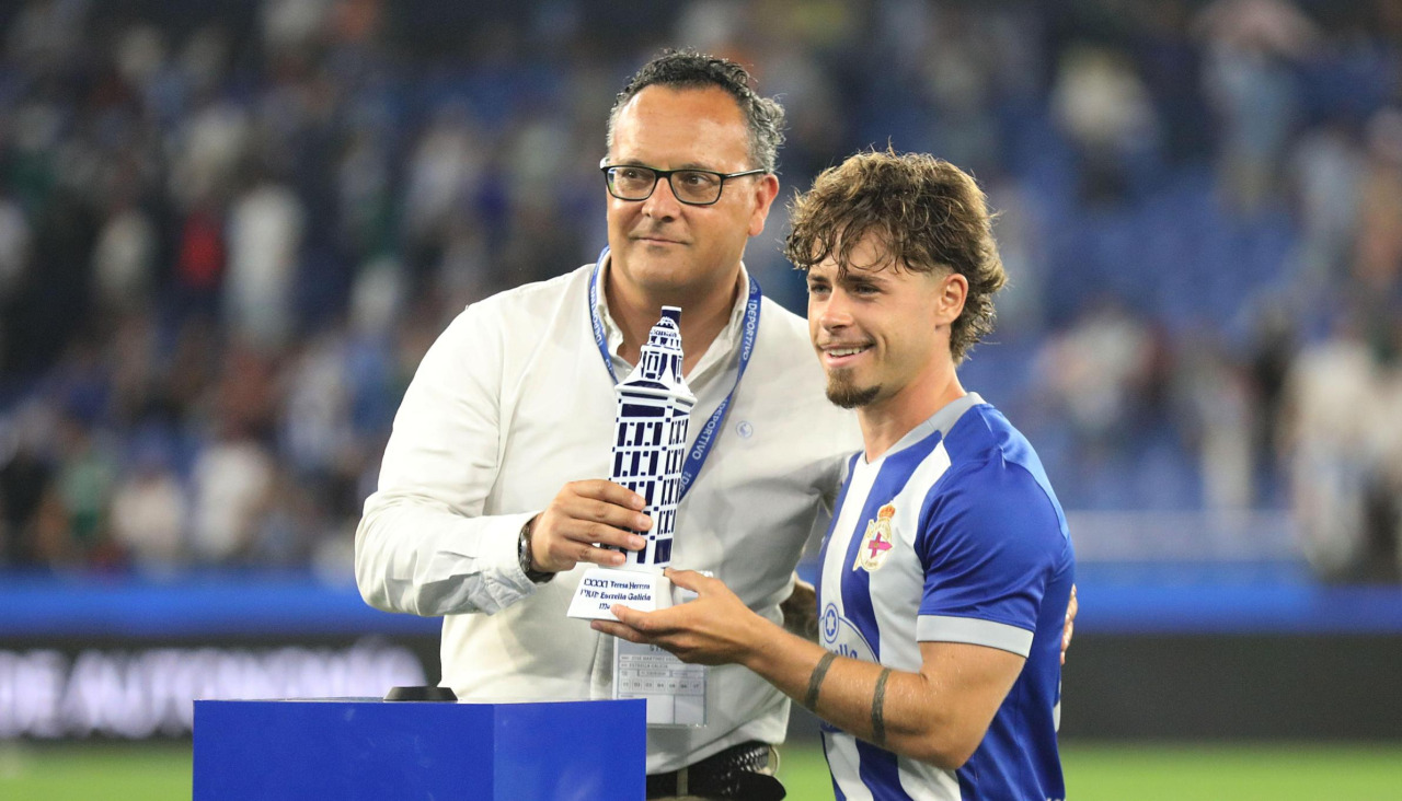 Mario Soriano recibe el trofeo de MVP de la 81ª edición del Teresa Herrera