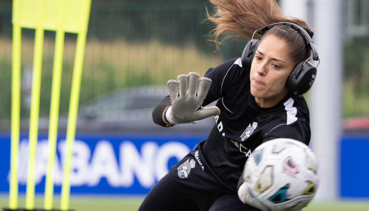 Andrea Tarazona entrena con cascos antiruido