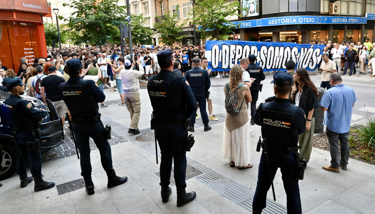 Manifestación del deportivismo convocada por Riazor Blues, Old Face y la Federación de Peñas, para protestar por las condiciones para renovar el abono en Marathon Inferior