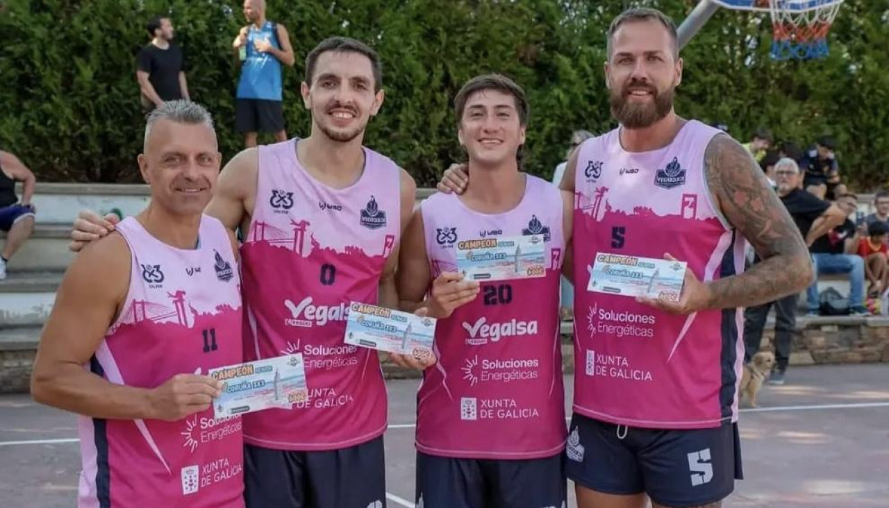 Guime, Ramiro Espinoza, Antonio Moreira y David Guerra, con el cheque de campeones