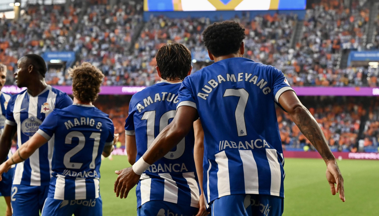 Aubameyang recibe las felicitaciones de Amatucci, Soriano y Bil Nsongo tras marcar ante el Elche