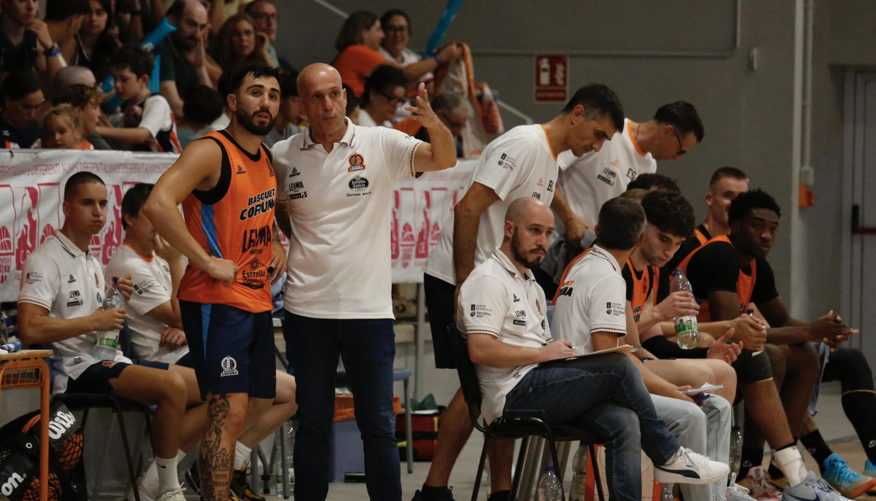 Dídac Cuevas y Carles Marco dialogan durante el Obradoiro-Leyma en Vilagarcía