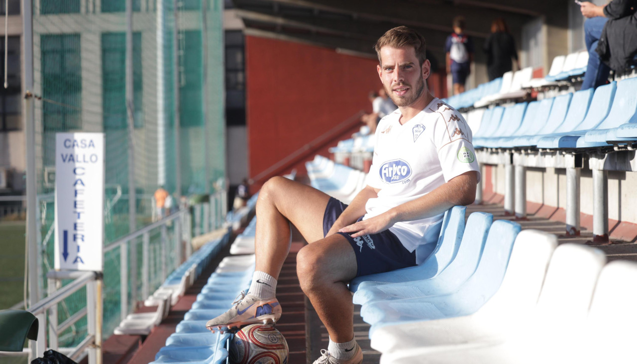 Brais Lema posa para DXT Campeón en las gradas de A GrelaBrais Lema, capitán del Silva