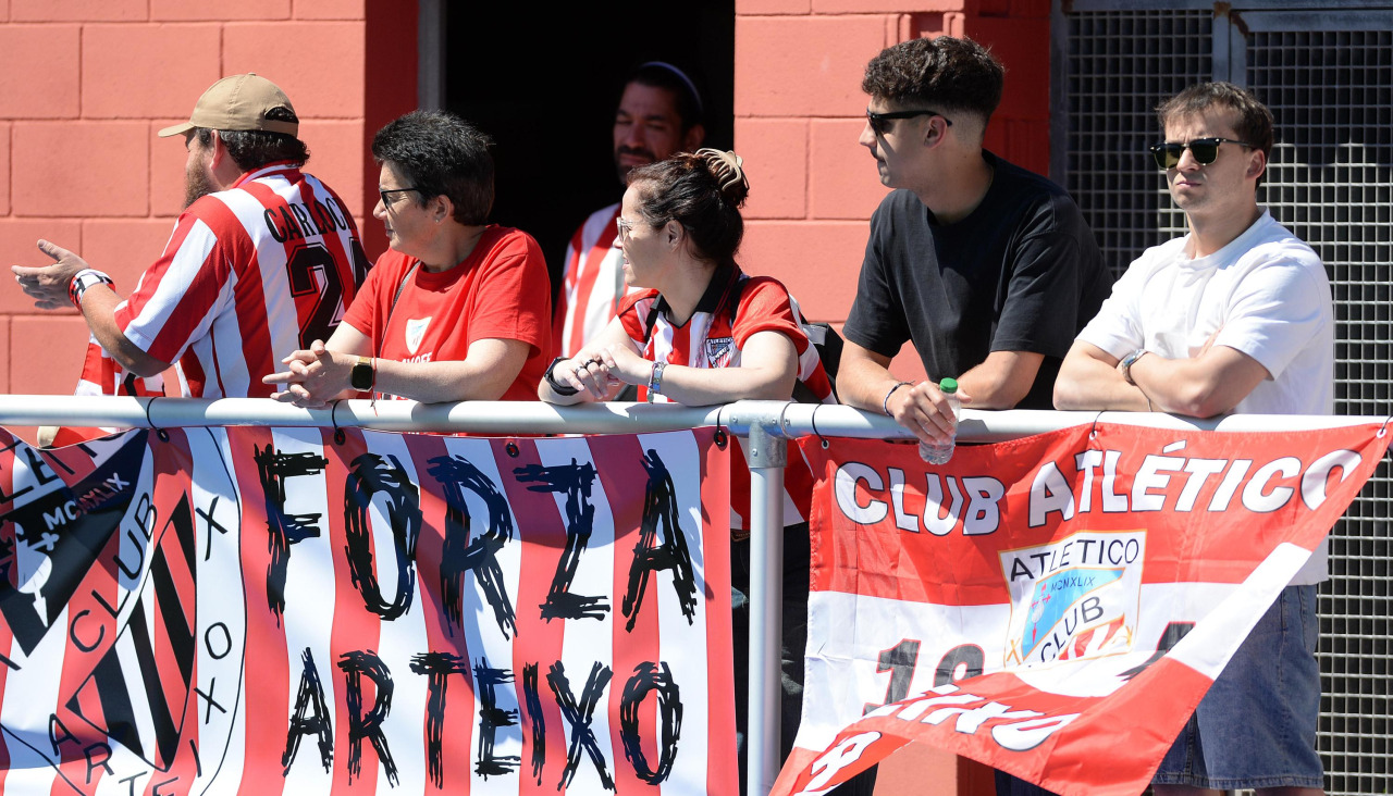 Aficionados del Atlético Arteixo durante el playoff contra el Compostela