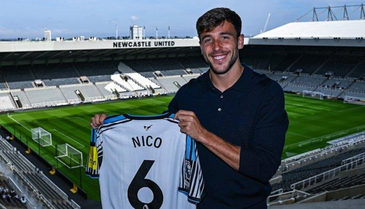 Nico posa con la camiseta del Newcastle en St.James' Park
