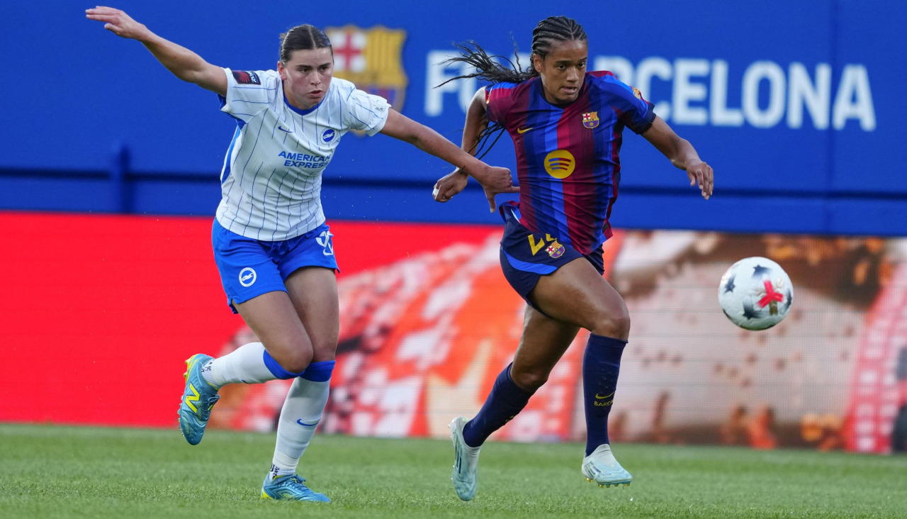 La delantera del Barcelona Kerolin supera a Charlize Rule, del Brighton, en el trofeo Joan Gamper