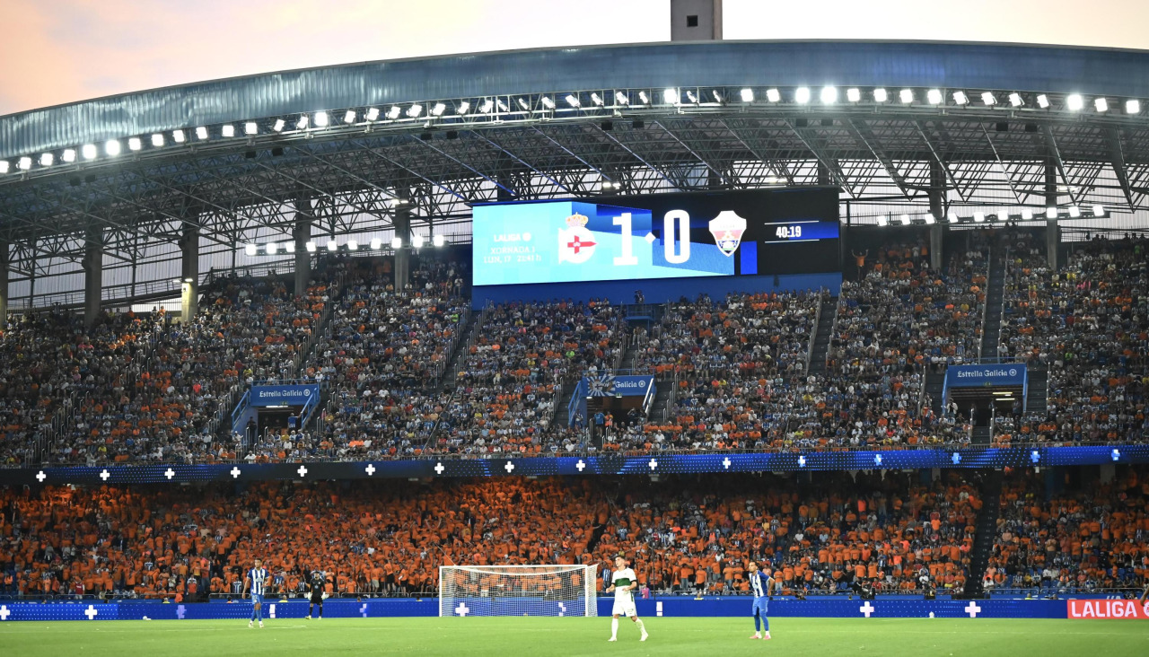 Panorámica del estadio de Riazor en el estreno liguero ante el Elche, con Marathón Inferior mayoritariamente de naranja