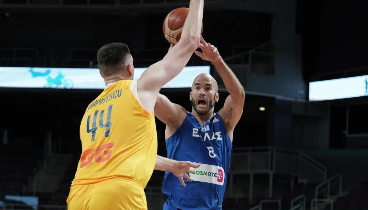 Dmytro Skapintsev intenta taponar un tiro de griego Nick Calathes