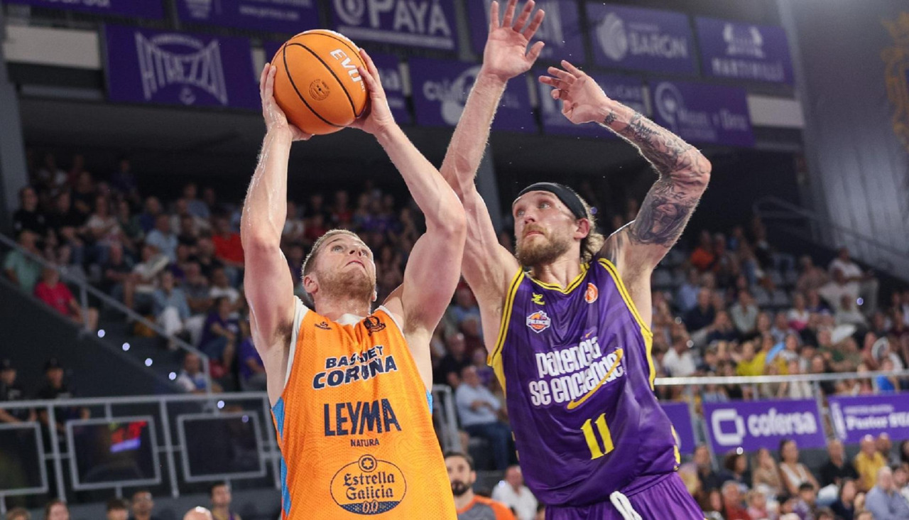 Paul Jorgensen entra a canasta ante la defensa de Spencer Littleson