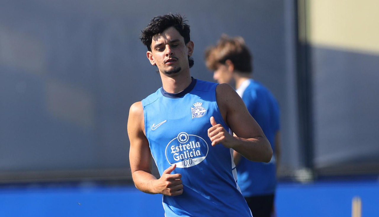 Charlie Patiño durante un entrenamiento con el Dépor en AbegondoEntrenamiento del Deportivo de pretemporada en Abegondo