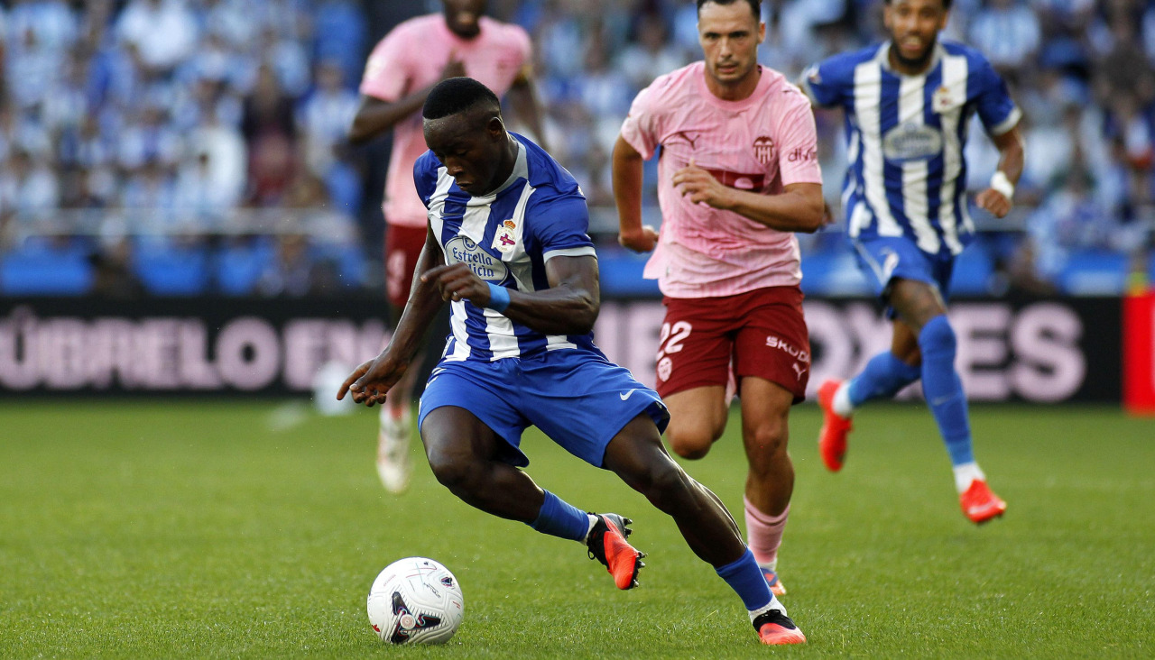 Bil Nsongo, delantero del Dépor, deja atrás en carrera a Arnau Martínez, defensa del Valencia, en Riazor