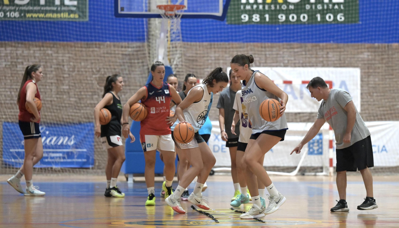 Las jugadoras del Maristas hacen un ejercicio técnico durante la primera sesión de la pretemporada