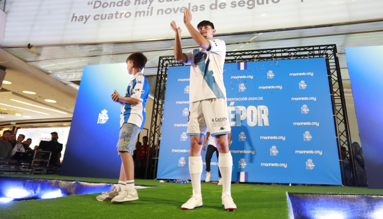 Charlie Patiño saludando en su presentación con el DeportivoEl Deportivo presenta en Marineda City sus equipaciones de esta campaña ante decenas de personas