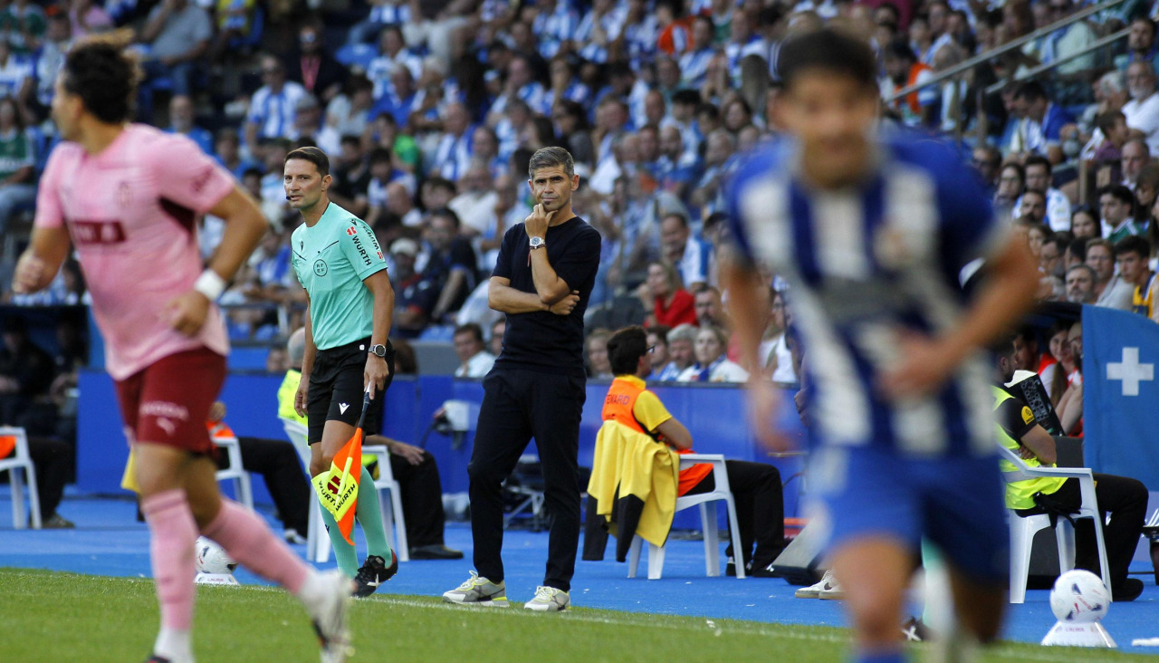 Antonio Hidalgo observa el juego durante el Deportivo-Valencia, con Riki en primer plano desenfocado
