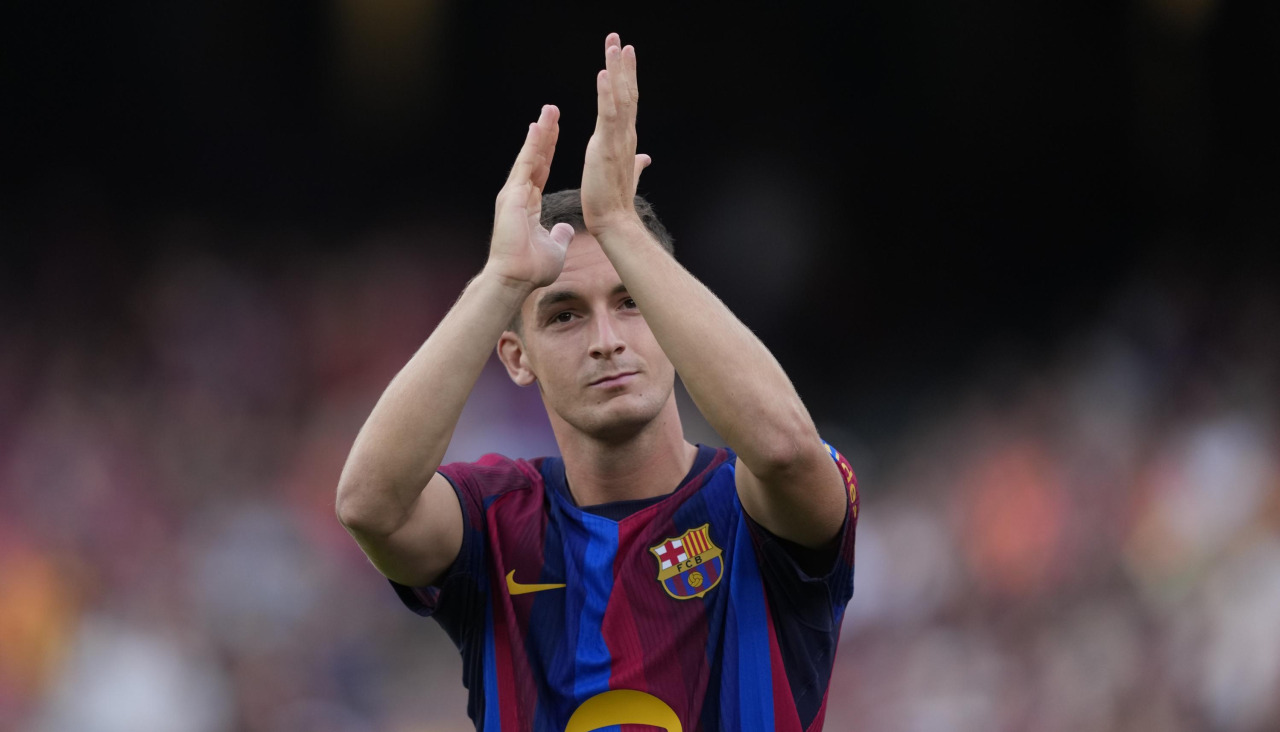 Casadó saluda a la afición del Barça tras un partido en el Camp Nou