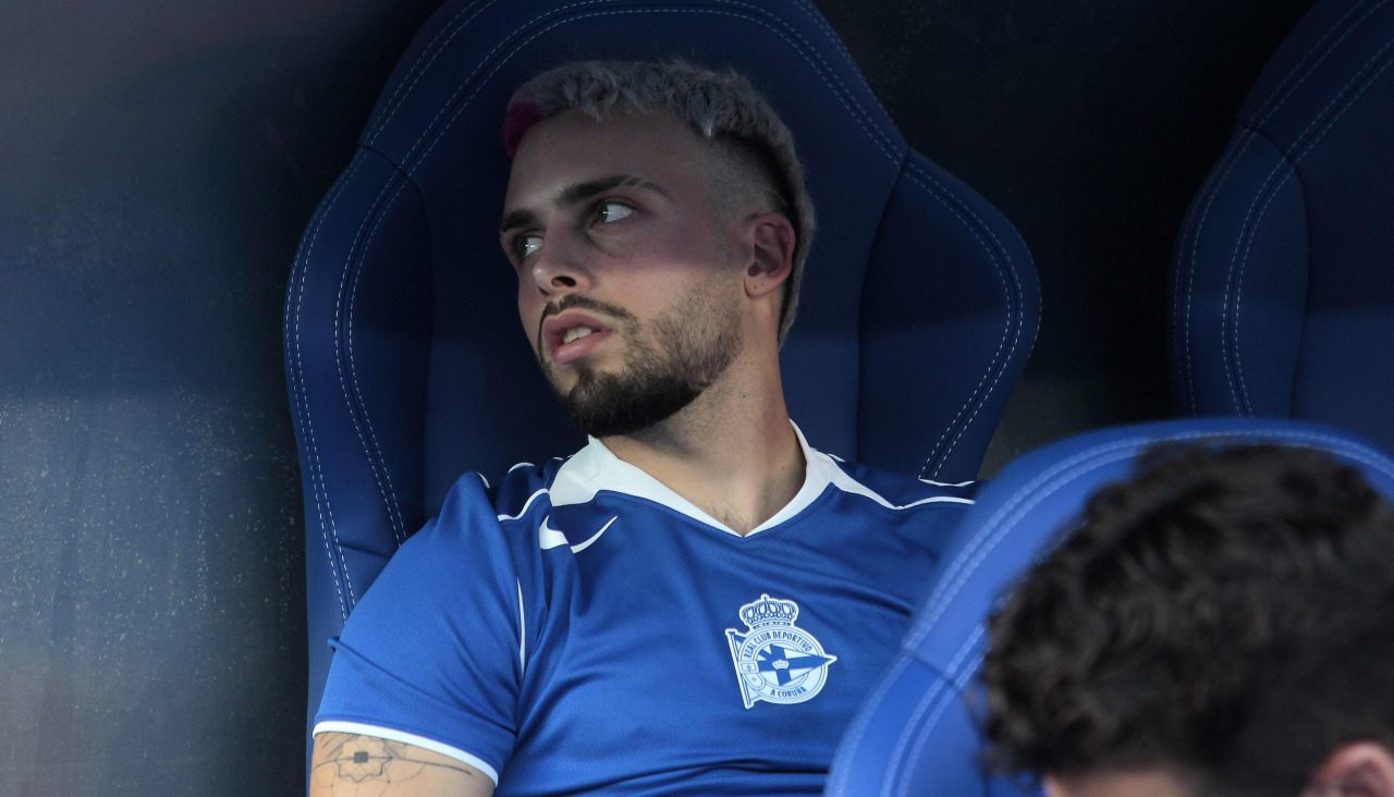 David Mella, en el banquillo durante el partido ante el Valencia